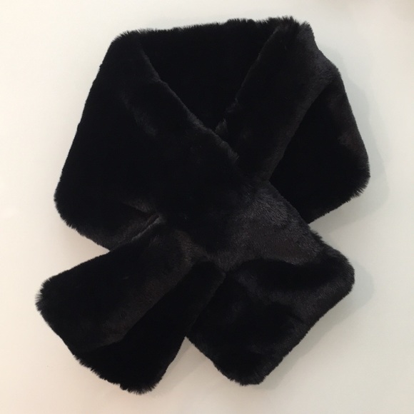 NEW Saks Fifth Avenue Black Fur Stool Scarf